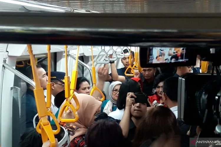 Ibu negara Iriana Widodo mencoba MRT. (Antara)