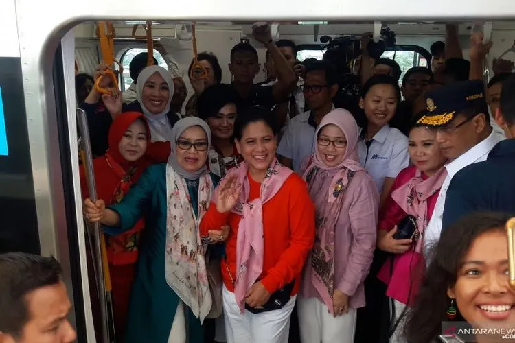 Bersama sejumlah istri menteri yang tergabung dalam Organisasi Aksi Solidaritas Era Kabinet Kerja (OASE KK), Ibu Negara Iriana Joko Widodo mencoba moda transportasi Mass Rapid Transit (MRT) Jakarta. (Antara)