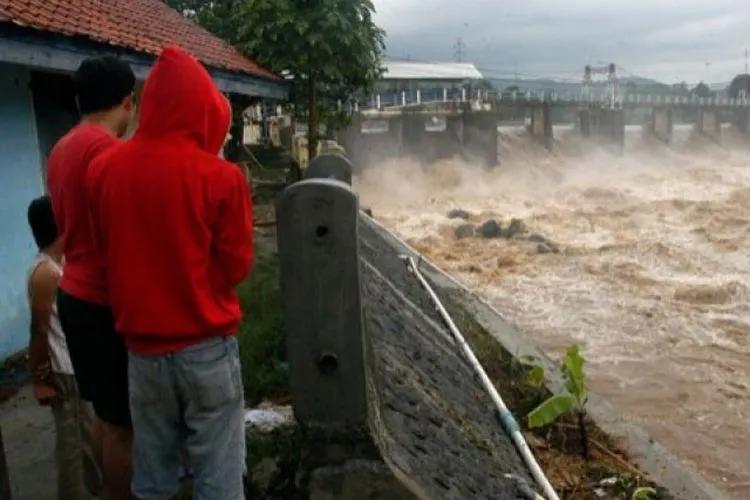 Ilustrasi - Ketinggian Air Katulampa Sejumlah warga menyaksikan debit air yang mengalami kenaikan di Katulampa, Bogor, Jabar, Minggu (12/1). Hujan deras yang melanda wilayah Bogor menyebabkan ketinggian air di pintu Katulampa mencapai 140 cm dari normalnya 50 cm pada pukul 16.00 WIB dan siaga yang ditetapkan yakni siaga tiga. ANTARA FOTO/Jafkhair