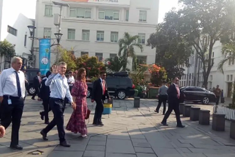 Presiden Argentina Mauricio Macri (tengah) melambaikan tangan usai mengunjungi Gedung Museum Wayang yang berlokasi di kawasan wisata Kota Tua, Jakarta Barat, Rabu (26/6/2019) (ANTARA News/Fathur Rochman)