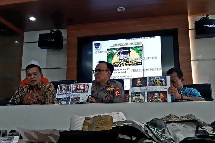 Kasubdit II Direktorat Tindak Pidana Siber Bareskrim Polri Kombes Pol Rickynaldo Chairul (kiri) dan Kepala Biro Penerangan Masyarakat Brigjen Pol Dedi Prasetyo di Gedung Mabes Polri, Jakarta, Jumat (28/6/2019). (ANTARA News/Dyah Dwi)
