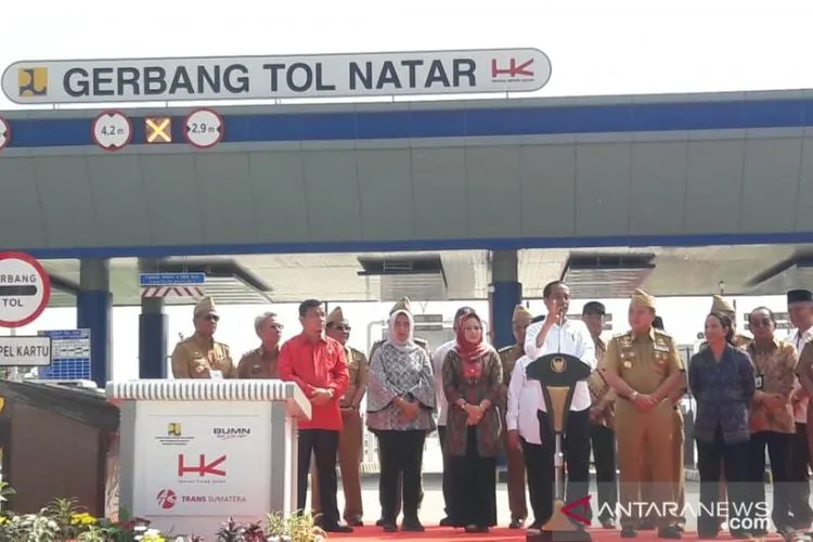 Presiden Joko Widodo (Jokowi) dalam sambutan saat meresmikan Tol Bakauheni-Terbanggi Besar di Lampung Selatan, Jumat (8/3/2019). (Antara)