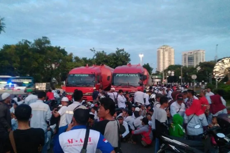 Mobil Tanki Pertamina. (Antara)
