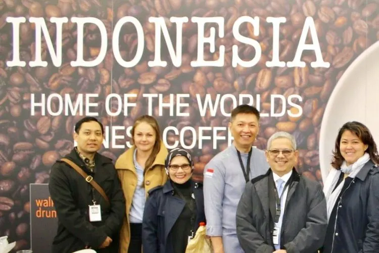 Duta Besar Indonesia untuk Kerajaan Inggris merangkap Republik Irlandia dan IMO, Dr. Rizal Sukma tinjau paviliun Indonesia yang ikut dalam London Coffee Festival 2019 yang diadakan di Old Truman Brewery, Brick Lane, London, Inggris.