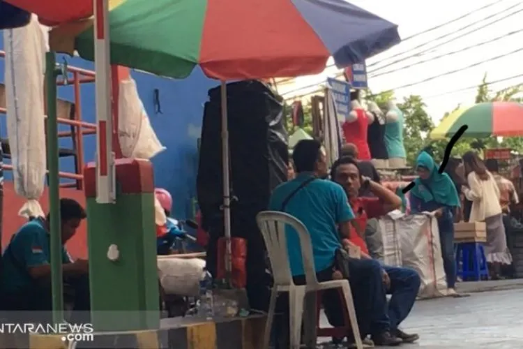 Sejumlah petugas juru parkir manual di Pasar Blok F Tanah Abang Jakarta, Jumat (28/6/2019). (ANTARA News/Abdu Faisal)