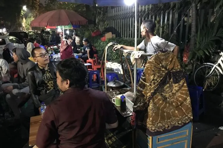 Suasana di salah satu lapak penjual kuliner malam gultik di trotoar depan Blok M Plaza Jakarta Selatan, Rabu (03/07/2019). (ANTARA/Kuntum Khaira Riswan)