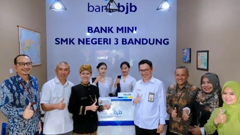 Bank bjb dan SMKN 3 Bandung berkolaborasi untuk edukasi keuangan, hadirkan Tabungan SIMPEL, QRIS di kantin, dan Agen bjb BiSA di sekolah. Langkah ini bertujuan menumbuhkan budaya menabung dan literasi finansial di kalangan pelajar.