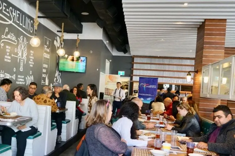 Kuliner Indonesia berupa gado-gado dan soto betawi laris manis di Vancouver mengawali promosi kuliner Indonesia yang diadakan Konsulat Jenderal RI (KJRI) Vancouver, bekerja sama dengan Diaspora Indonesia yang menetap di Kota Vancouver, Kanada. (Foto: ANTARA)