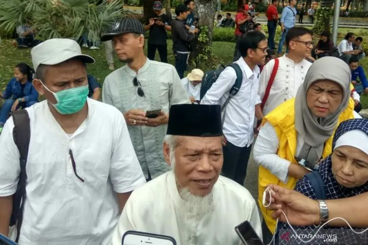 Mantan Penasihat Komisi Pemberantasan Korupsi, Abdullah Hehamahua memberikan keterangan kepada media terkait aksi demonstrasi yang dilakukan massa mengatasnamakan Gerakan Nasional Kedaulatan Rakyat di dekat Gedung Mahkamah Konstitusi, Jakarta Pusat, Jumat (14/6/2019) (ANTARA News/Fathur Rochman)