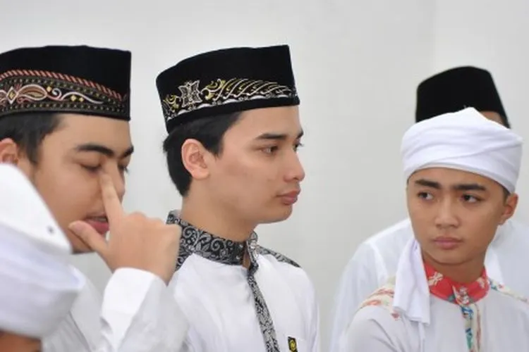 Ilustrasi--Anak dari almarhum ustad KH Muhammad Arifin Ilham, Muhammad Amer Azzikra (kiri), Muhammad Alvin Faiz (tengah) dan Muhammad Azka Najhan memberikan keterangan kepada wartawan terkait wafatnya ayahanda mereka di Majelis Az-Zikra, Babakan Madang, Kabupaten Bogor, Jawa Barat, Kamis (23/5/2019). Ustad Arifin Ilham meninggal dunia pada Rabu (22/5/2019) malam di RS Penang, Malaysia setelah menjalani perawatan karena penyakit kanker kelenjar getah bening dan kanker nasofaring. ANTARA FOTO/Arif Firmansyah/