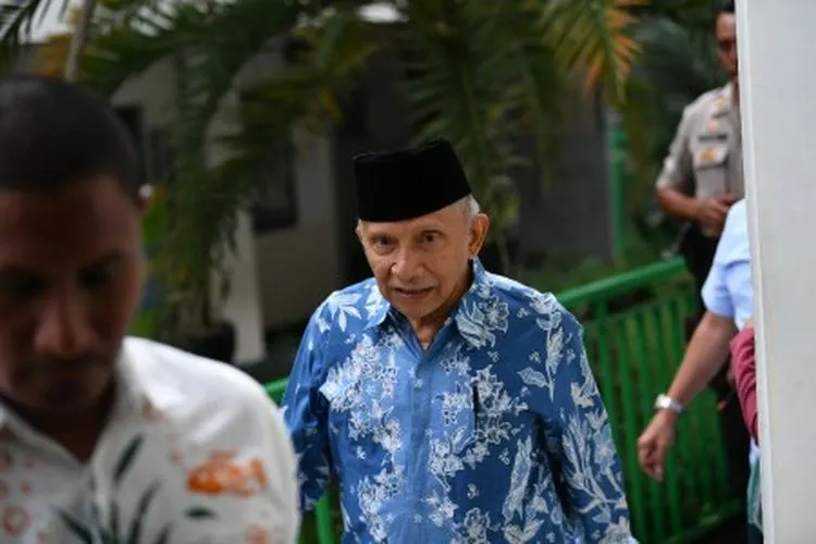 Ketua Dewan Kehormatan PAN Amien Rais (tengah) bersiap memberikan kesaksian dalam sidang kasus dugaan penyebaran berita bohong atau hoaks dengan terdakwa Ratna Sarumpaet di PN Jakarta Selatan, Jakarta, Kamis (4/4/2019). Sidang tersebut beragendakan mendengarkan keterangan dari empat orang saksi salah satunya yaitu Amien Rais. ANTARA FOTO/Sigid Kurniawan/aww.