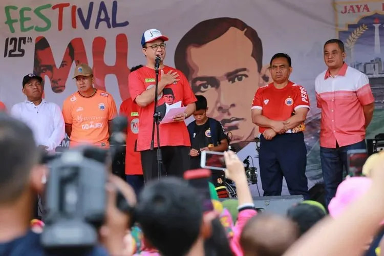 Gubernur DKI Jakarta Anies Baswedan memakai Jersey Persija