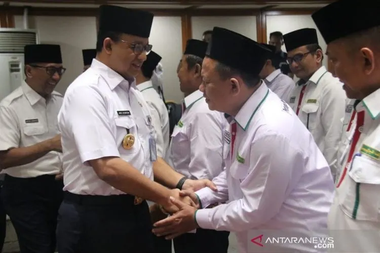 Gubernur DKI Jakarta, Anies Baswedan mengukuhkan 166 petugas yang mendampingi jamaah haji asal provinsi DKI Jakarta di Balai Agung, Gedung Balai Kota, Jakarta Pusat, Rabu (03/07/2019). Dokumen PPID