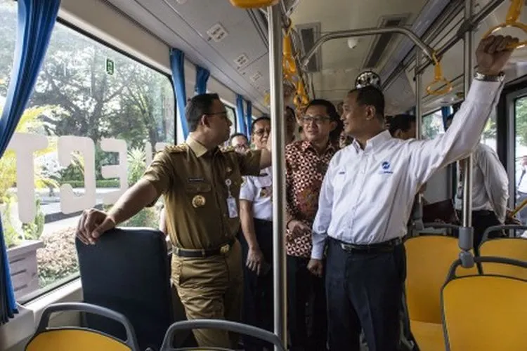 Gubernur DKI Jakarta Anies Baswedan (kiri), Dirut TransJakarta Agung Wicaksono (kanan) dan Dirut PT Bakrie & Brother Tbk (BNBR) Bobby Gafur Umar (kedua kanan) berbincang di dalam bus listrik saat mengikuti uji coba di Jakarta, Senin (29/4/2019). Pemprov DKI Jakarta bersama PT TransJakarta dan PT Bakrie & Brother Tbk menyelenggarakan uji coba bus listrik yang bertujuan untuk memastikan penggunaan kendaraan listrik sebagai alat transportasi umum di Jakarta. ANTARA FOTO/Aprillio Akbar/wsj.
