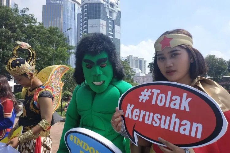 Komunitas pencinta superhero Indonesia menggelar aksi damai mengajak masyarakat menolak kerusuhan, di Tugu Patung Kuda, Jakarta, Selasa (18/06/2019). (ANTARA/Boyke Ledy Watra)