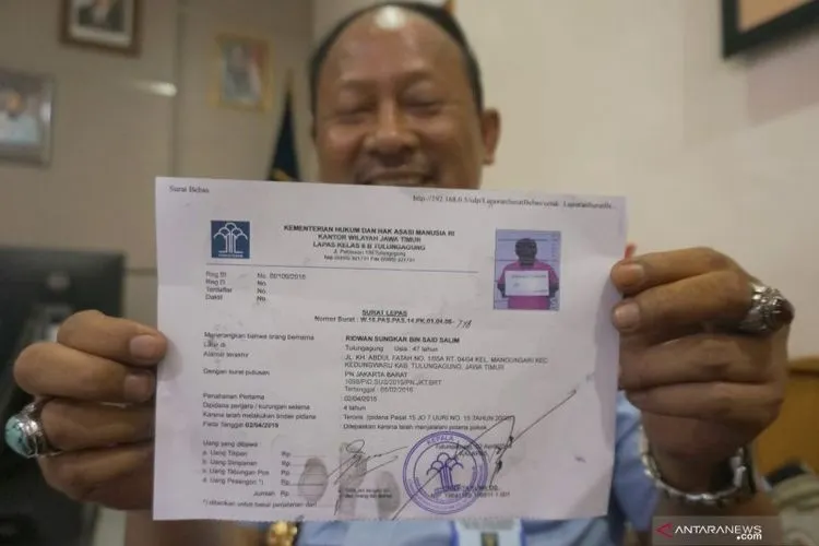 Arsip - Kepala Lembaga Pemasyarakatan Klas IIB Tulungagung Erry Taruna menunjukkan surat keterangan bebas narapidana kasus terorisme Ridwan Sungkar di LP Klas IIB Tulungagung, Tulungagung, Jawa Timur, Selasa (2/4/2019). Ridwan Sungkar yang pernah mengikuti perang jihad bersama pasukan ISIS di Suriah dan terlibat dalam video blog (vlog) pengancaman jajaran anggota Polri dan Banser NU, bebas murni setelah empat tahun menjalani masa hukuman sejak 2 April 2015 hingga 2 April 2019, sebagaimana amar putusan Penga