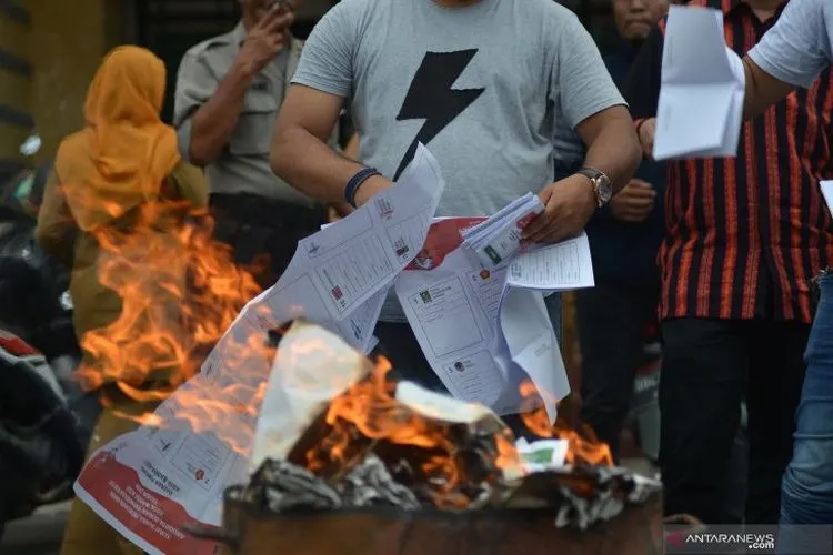 Ilustrasu pemusnahan surat suara rusak.