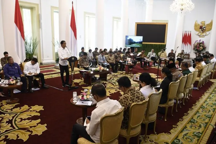 Presiden Joko Widodo menyampaikan arahan saat Sidang Kabinet Paripurna tentang ketersediaan anggaran dan pagu indikatif 2020 di Istana Bogor, Jawa Barat, Selasa (23/4/2019). (ANTARA FOTO/Puspa Perwitasari)