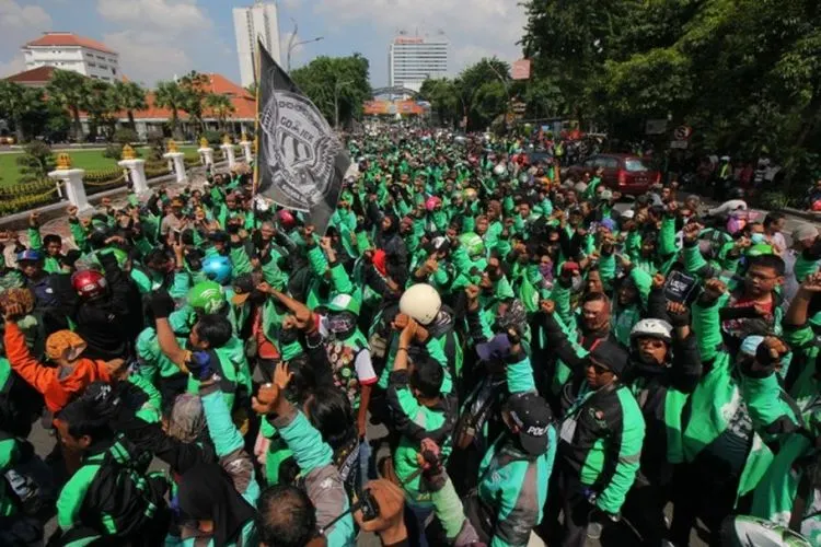 Ilustrasi driver ojek daring (ayobandung.com)
