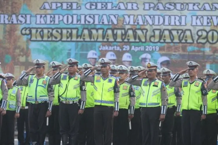 Sejumlah polisi lalu lintas mengikuti Apel Gelar Pasukan Operasi Keselamatan Jaya 2019 di lapangan Promoter Ditlantas Polda Metro Jaya, Jakarta, Senin (29/4/2019). Operasi Keselamatan Intan 2019 serentak dilaksanakan di seluruh Indonesia mulai dari 29 April sampai dengan 12 Mei 2019 mendatang. ANTARA FOTO/Reno Esnir/wsj.