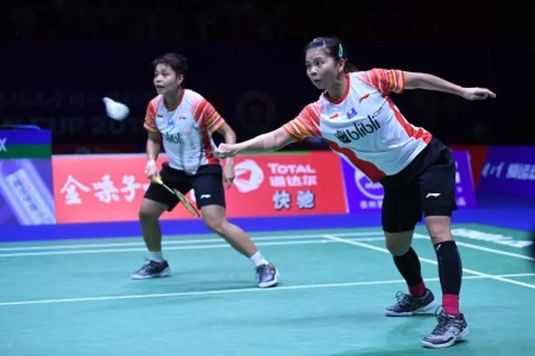 Pebulu tangkis ganda putri Indonesia Greysia Polii yang berpasangan dengan Apriyani Rahayu mengembalikan kok ke arah pebulu tangkis Taiwan Pai Yu Po dan Wu Ti Jung pada babak perempat final Piala Sudirman 2019 di Guangxi Sports Center Gymnasium, Nanning, China, Jumat (24/5/2019). ANTARA FOTO/Wahyu Putro A/foc.