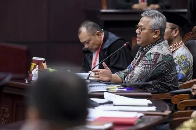 Ketua KPU Arief Budiman (kanan) selaku pihak termohon memberikan tanggapan saat sidang perdana Perselisihan Hasil Pemilihan Umum (PHPU) sengketa Pilpres 2019 di Mahkamah Konstitusi, Jakarta, Jumat (14/6/2019). Sidang PHPU Pilpres 2019 itu akan dilanjutkan pada Selasa (18/6/2019) dengan agenda mendengar jawaban termohon, keterangan pihak terkait dan Bawaslu. ANTARA FOTO/Hafidz Mubarak A/wsj