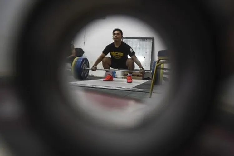 Atlet angkat besi Eko Yuli Irawan melakukan latihan di Mess Klini, Jakarta, Rabu (8/5/2019). Latihan tersebut dalam rangka persiapan mengikuti Kejuaran Dunia Angkat Besi Senior di Thailand pada September 2019. ANTARA FOTO/Muhammad Adimaja/ama.