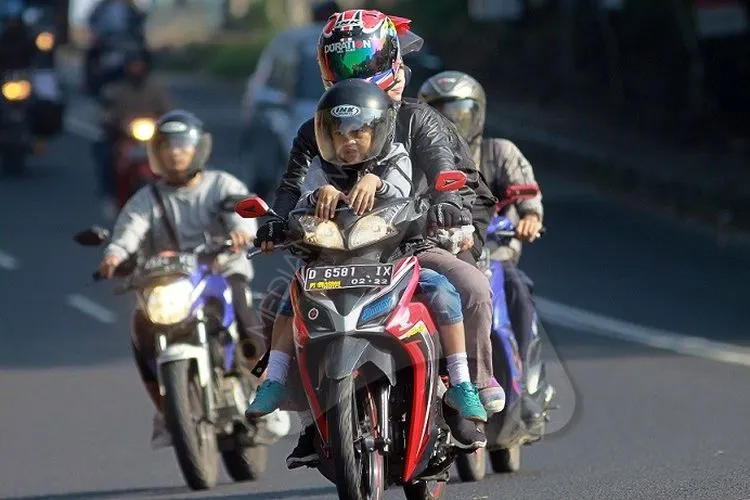 Sejumlah kendaraan pemudik melintas di Jalan Nagreg, Kabupaten Bandung, Sabtu (9/6/2018). (Irfan Al-Faritsi/ayobandung.com)