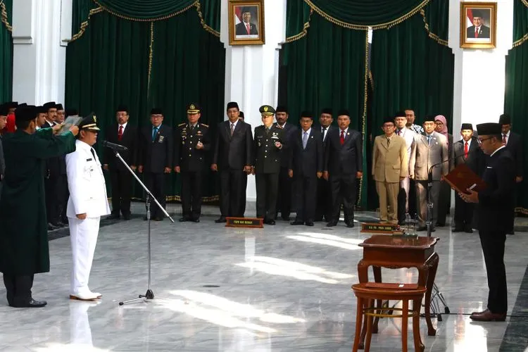 Gubernur Jawa Barat Ridwan Kamil melantik Eka Supria Atmaja sebagai Bupati Bekasi untuk sisa masa jabatan 2017-2022, di Aula Barat Gedung Sate, Jalan Diponegoro, Kota Bandung, Rabu (12/6/2019). (Irfan Al-Faritsi/ayobandung.com)