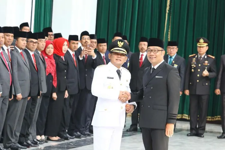 Gubernur Jawa Barat Ridwan Kamil melantik Eka Supria Atmaja sebagai Bupati Bekasi untuk sisa masa jabatan 2017-2022, di Aula Barat Gedung Sate, Jalan Diponegoro, Kota Bandung, Rabu (12/6/2019). Mantan Wakil Bupati Bekasi ini diangkat menjadi Bupati Bekasi karena Bupati Bekasi sebelumnya Neneng Hasanah Yasin terjerat kasus suap mega proyek Meikarta. (Irfan Al-Faritsi/Ayobandung.com)