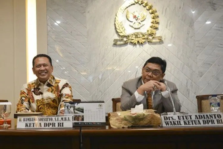 Ketua DPR Bambang Soesatyo (kiri) bersama Wakil Ketua DPR Utut Adiyanto (kanan) bersiap memulai pertemuan konsultasi dengan Menkeu Sri Mulyani di gedung parlemen, Senayan Jakarta, Kamis (20/6/2019). Pertemuan tersebut membahas anggaran pagu indikatif DPR tahun 2020. ANTARA FOTO/Nova Wahyudi/