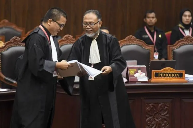 Kuasa hukum Calon Presiden dan Calon Wakil Presiden nomor urut 02 selaku pemohon Bambang Widjojanto (kanan) dan Denny Indrayana (kir) mengikuti sidang perdana Perselisihan Hasil Pemilihan Umum (PHPU) sengketa Pilpres 2019 di Mahkamah Konstitusi, Jakarta, Jumat (14/6/2019). ANTARA FOTO/Hafidz Mubarak A/wsj.