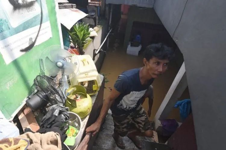 Warga terdampak banjir menyelamatkan barang miliknya saat banjir melanda permukiman di kawasan Rawajati, Jakarta Selatan, Jum'at (26/4/2019). Banjir akibat curah hujan yang tinggi di kawasan Bogor itu mengakibatkan ratusan rumah di enam RT Kelurahan Rawajati terendam hingga mencapai ketinggian empat meter dan sejumlah warga diungsikan. ANTARA FOTO/Indrianto Eko Suwarso/aww.