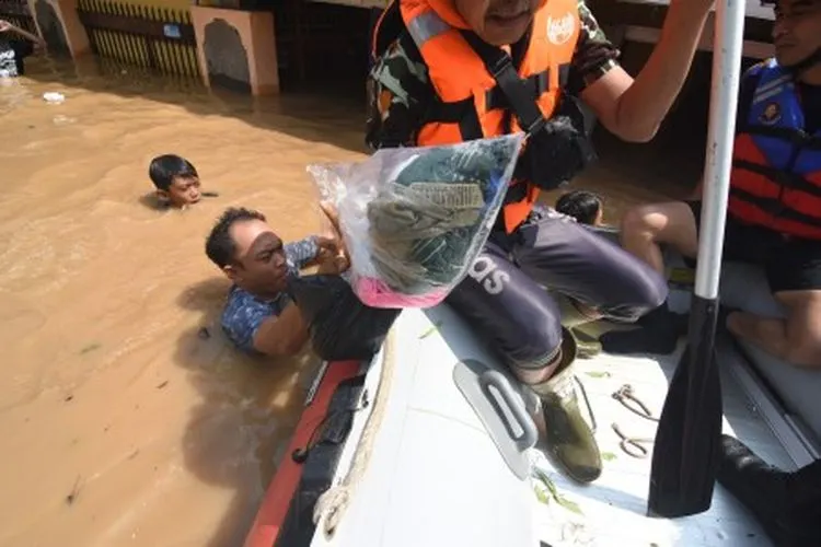 Petugas Damkar mengevakuasi warga terdampak banjir di kawasan Rawajati, Jakarta Selatan, Jum'at (26/4/2019). Banjir akibat curah hujan yang tinggi di kawasan Bogor itu mengakibatkan ratusan rumah di enam RT Kelurahan Rawajati terendam hingga mencapai ketinggian empat meter dan sejumlah warga diungsikan. ANTARA FOTO/Indrianto Eko Suwarso/aww.