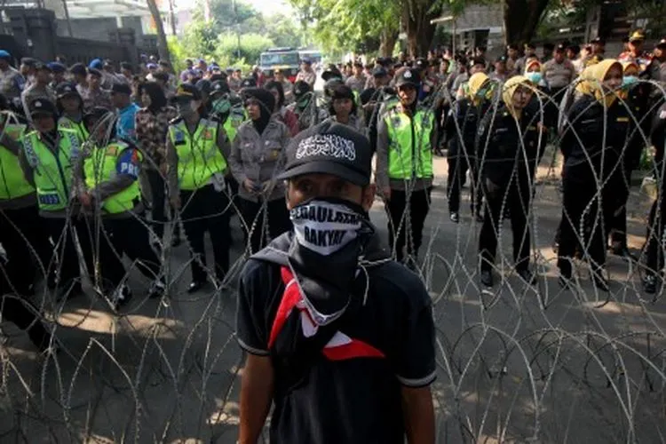 Polisi bersiaga saat aksi unjukrasa Forum Umat Islam Jawa Timur di depan gedung Bawaslu Jatim, Surabaya, Jawa Timur, Jumat (17/5/2019). Sekitar 924 personel polisi dari Polda Jatim dan Polrestabes Surabaya mengamankan unjukrasa sejumlah kelompok massa yang tergabung dalam Forum Umat Islam Jawa Timur. ANTARA FOTO/Didik Suhartono/nz.