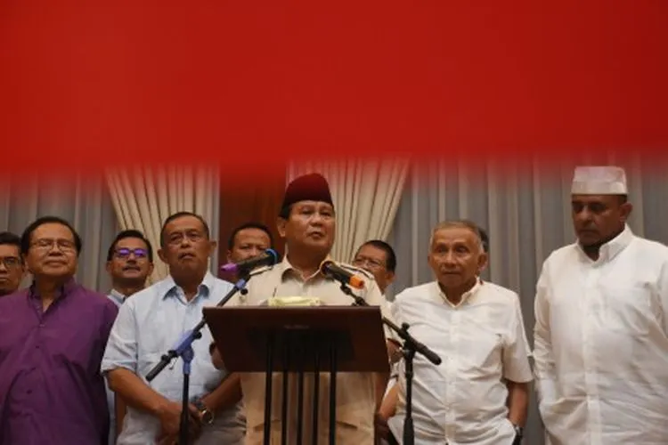 Capres nomor urut 02 Prabowo Subianto (tengah) bersama tim Badan Pemenangan Nasional (BPN) memberikan keterangan kepada wartawan di kediamannya di Kertanegara, Jakarta, Rabu (8/5/2019). Dalam pernyataannya, Prabowo menyampaikan bela sungkawa atas meninggalnya ratusan petugas KPPS serta menanggapi kriminalisasi sejumlah tokoh pendukung badan pemenangan paslon 02 Prabowo-Sandi. ANTARA FOTO/Indrianto Eko Suwarso/foc.