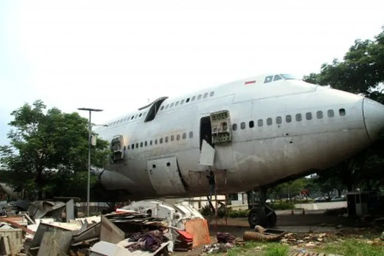 Sejumlah pekerja menyelesaikan perakitan badan pesawat Boeing 747-400, di Bekasi, Jawa Barat, Senin (1/4/2019). Perakitan pesawat yang sudah tidak layak pakai tersebut untuk digunakan sebagai restoran cepat saji. ANTARA FOTO/Risky Andrianto/foc,