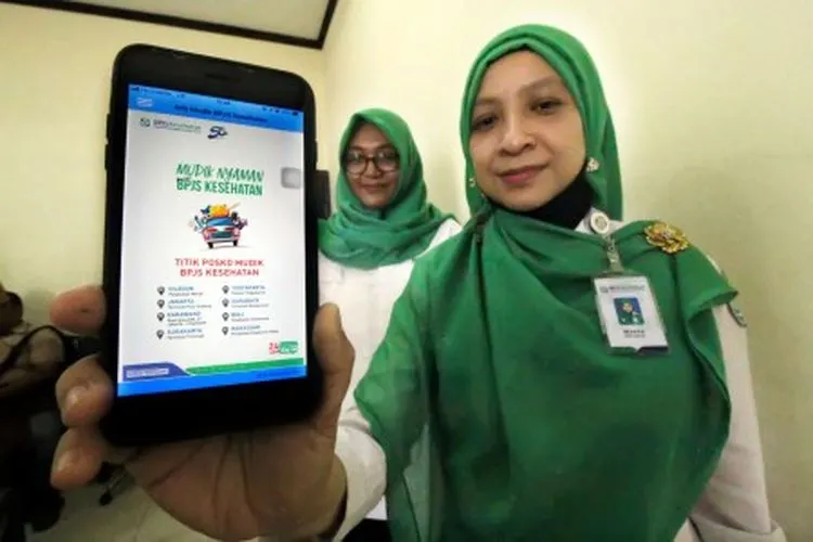 Petugas Badan Penyelenggara Jaminan Sosial (BPJS) menunjukkan Aplikasi Mudik BPJS Kesehatan di Lhokseumawe, Aceh, Senin (27/5/2019). Selain meluncurkan Aplikasi Mudik BPJS Kesehatan 2019 yang dapat didownload secara gratis di Google Play Store untuk perangkat Android, BPJS Kesehatan memprioritaskan pelayanan kesehatan peserta JKN-KIS mulai H-7 sampai H+7 Lebaran 2019, dan menerima pengobatan di setiap Unit Gawat Darurat (UGD) setiap rumah sakit mitra BPJS tanpa perlu surat rujukan. ANTARA FOTO/Rahmad/ama.