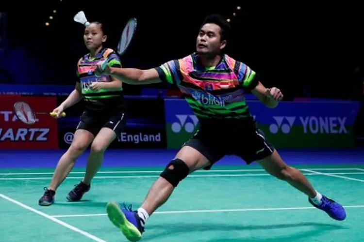 Ilustrasi--Ganda campuran Indonesia Tontowi Ahmad (kanan) dan Winny Oktavina Kandow beraksi dalam babak perempat final kejuaraan bulutangkis All England melawan pasangan Jepang Arisa Higashino/Yuta Watanabe, di Birmingham Arena, Inggris, Jumat (8/3/2019). ANTARA FOTO/Reuters/Andrew Boyers/ama.