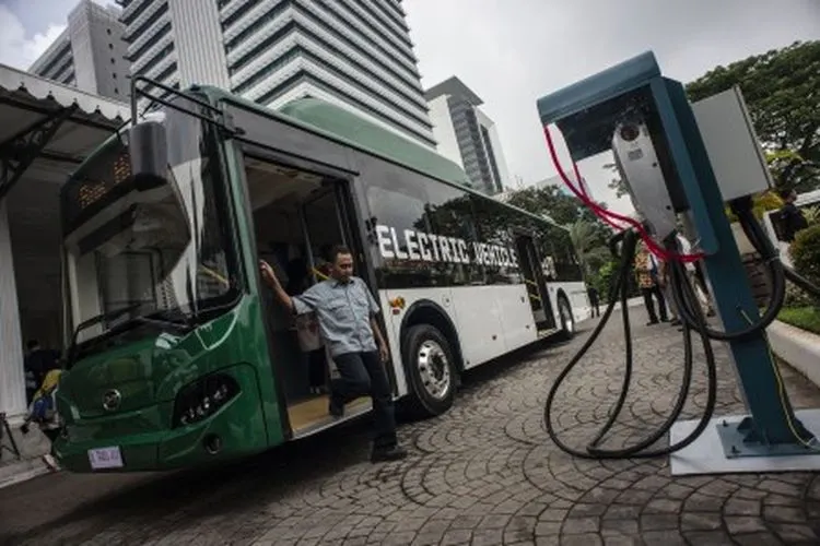 Penumpang turun dari bus listrik usai mengikuti uji coba di halaman Balai Kota, Jakarta, Senin (29/4/2019). Pemprov DKI Jakarta bersama PT TransJakarta dan PT Bakrie & Brother Tbk menyelenggarakan uji coba bus listrik yang bertujuan untuk memastikan penggunaan kendaraan listrik sebagai alat transportasi umum di Jakarta. ANTARA FOTO/Aprillio Akbar/wsj.