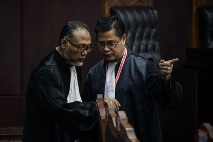 Ketua Tim kuasa hukum pasangan calon presiden dan calon wakil presiden nomor urut 02 Bambang Widjojanto (kiri), selaku pemohon bersiap mengikuti sidang Perselisihan Hasil Pemilihan Umum (PHPU) presiden dan wakil presiden di Gedung Mahkamah Konstitusi, Jakarta, Jumat (21/6/2019). Sidang tersebut beragendakan mendengar keterangan saksi dan ahli dari pihak terkait yakni paslon nomor urut 01 Joko Widodo (Jokowi)-Ma'ruf Amin. ANTARA FOTO/Aprillio Akbar/ama.