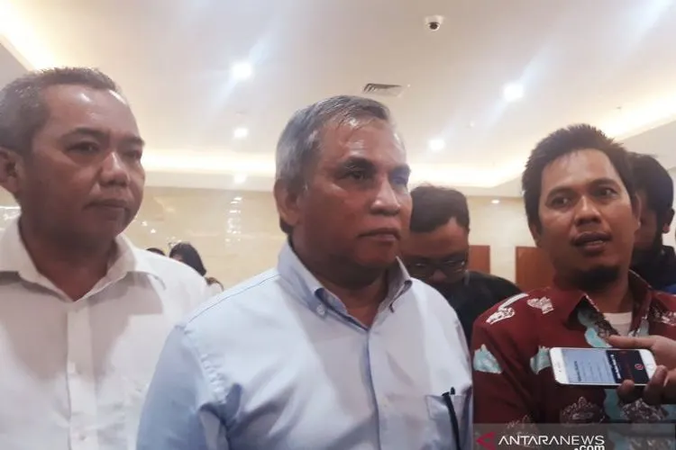 Mayjen TNI Purnawirawan Chairawan Nusyirwan (tengah) didampingai kuasa hukum Hendriansyah (kanan). (ANTARA/Dyah Dwi/Dok)