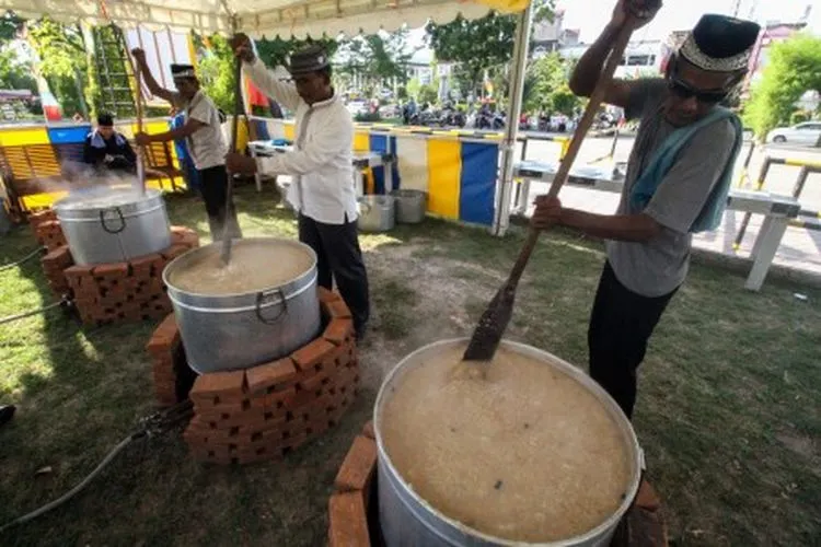 Ilustrasi--Warga memasak makanan tradisional 'kanji rumbi' di pelataran Masjid Agung Islamic Center Lhokseumawe, Aceh, Selasa (7/5/2019). Kanji rumbi merupakan makanan khas yang terbuat dari beras dan 30 jenis rempah-rempah, dedaunan dan sayur-sayuran dan sangat diminati masyarakat untuk menu berbuka puasa. ANTARA FOTO/Rahmad/nz.