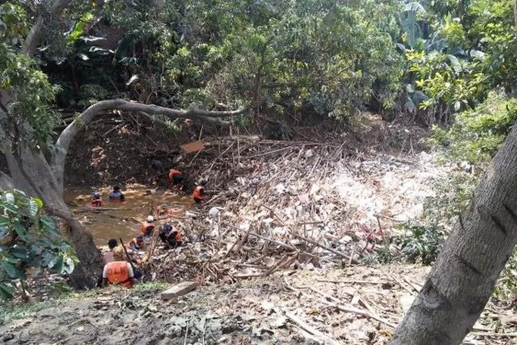 Pembersihan sampah-sampah bambu di Sungai Cikeas, Kecamatan Jatiasih, Kota Bekasi, Minggu (7/4/2019). (Dok. KP2C)
