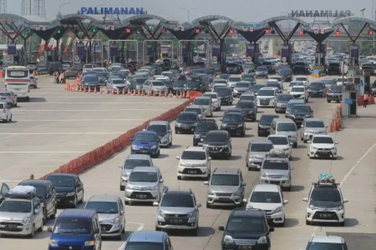 Suasana kepadatan kendaraan saat arus balik di Tol Cipali, Palimanan, Cirebon, Jawa Barat, Sabtu (8/6/2019). Kementerian Perhubungan memprediksi puncak arus balik terjadi pada H+4 Lebaran. ANTARA FOTO/Dedhez Anggara/ama.