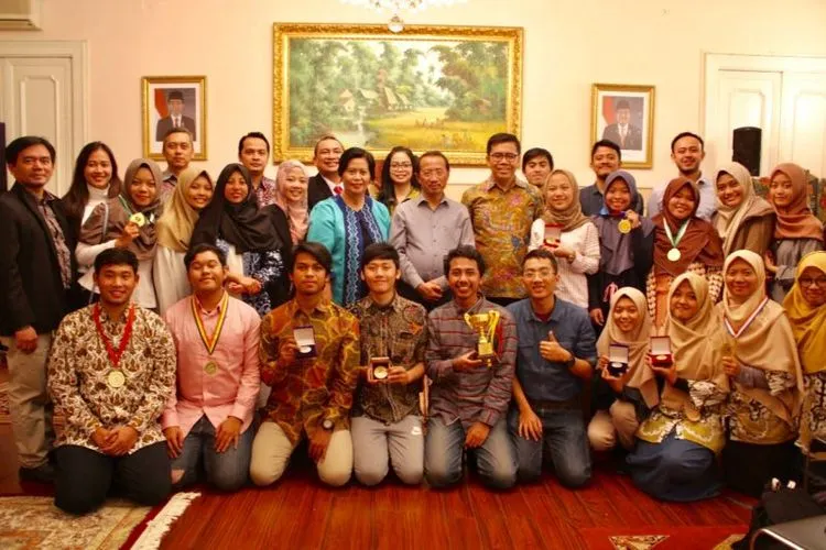 Tim mahasiswa Indonesia yang ikut serta pada kompetisi dan pameran Inovasi Internasional XXII Moscow International Salon of Inventions and Innovations Technologies Archimedes bertemu Dubes RI di Moskow, M Wahid Supriyadi, di Wisma Duta KBRI Moskow (31/3/2019). (FOTO ANTARA/HO-KBRI Moskow)