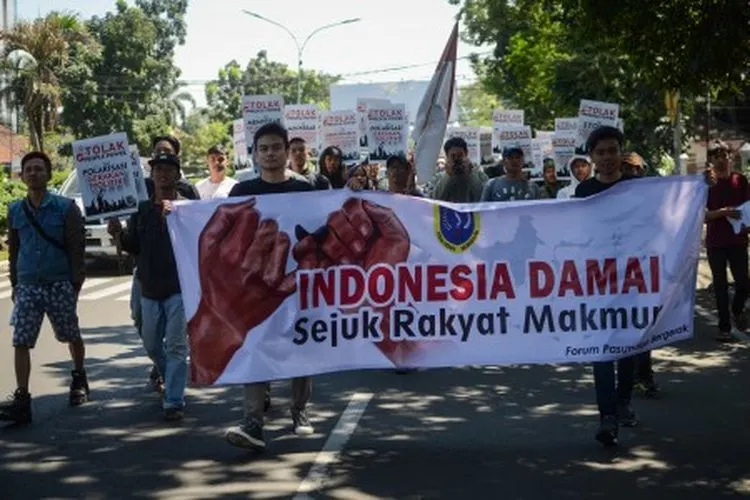 Massa yang tergabung dalam Forum Pasundan Bergerak (FPB) melakukan aksi tolak