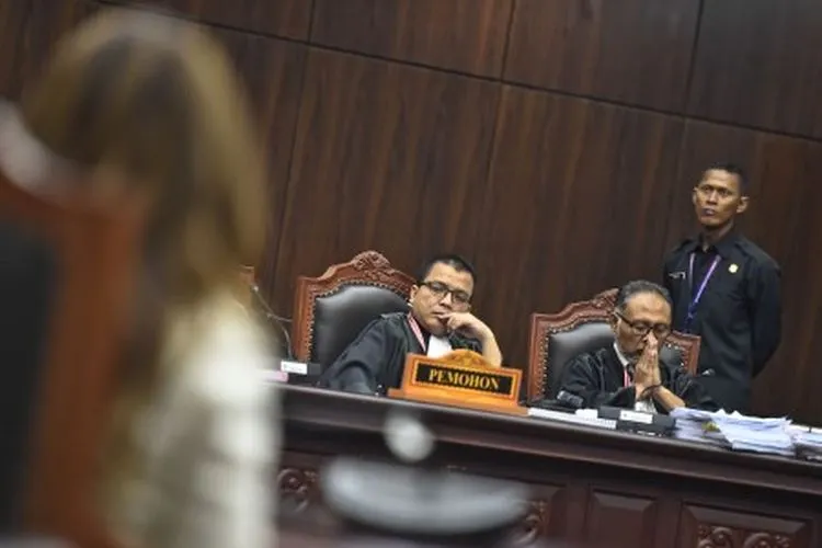 Tim kuasa hukum pasangan calon presiden dan calon wakil presiden nomor urut 02 Bambang Widjojanto (kanan) dan Denny Indrayana (kiri) mengikuti sidang Perselisihan Hasil Pemilihan Umum (PHPU) sengketa Pilpres 2019 di Mahkamah Konstitusi, Jakarta, Jumat (14/6/2019). Sidang tersebut beragendakan mendengar keterangan saksi dan ahli dari pihak terkait yakni paslon nomor urut 01 Joko Widodo (Jokowi)-Ma'ruf Amin. ANTARA FOTO/Galih Pradipta/wpa.