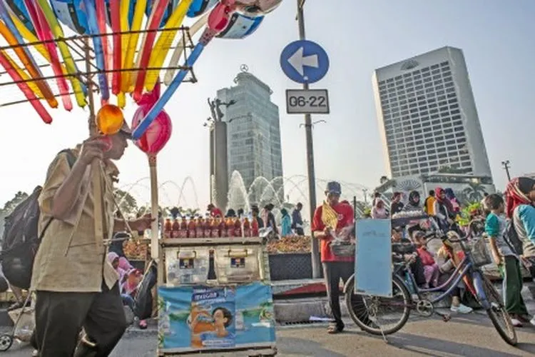 Ilustrasi--Pedagang kaki lima (PKL) berjualan di jalan saat Hari Bebas Kendaraan Bermotor atau car free day (CFD) di kawasan Bundaran HI, Jakarta, Minggu (5/5/2019). Kurangnya pengawasan petugas menyebabkan banyak PKL yang berjualan tidak pada tempat yang telah disediakan oleh Pemprov DKI Jakarta sehingga mengganggu aktivitas warga yang berolahraga. ANTARA FOTO/Aprillio Akbar/ama.