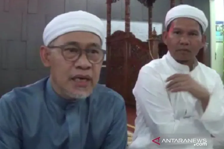 Dewan Kemakmuran Masjid (DKM) Al Munawaroh Kecamatan Babakan Madang Kabupaten Bogor, Jawa Barat, Raudl Bahar (kiri). (M Fikri Setiawan).